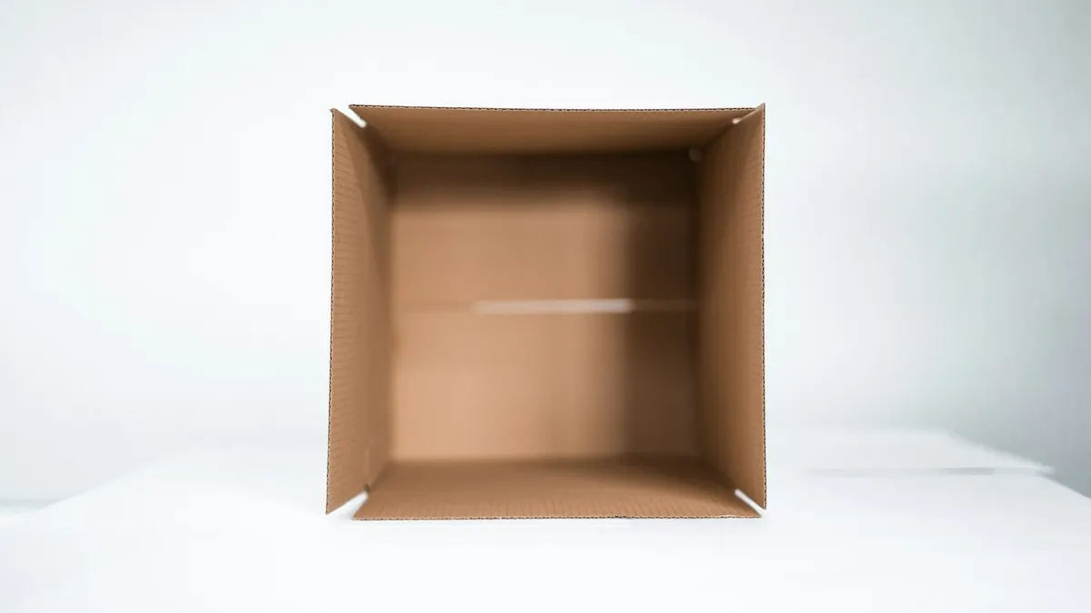 明るい背景に置かれた紙箱とテープの一部。売り抜けの準備のイメージ。