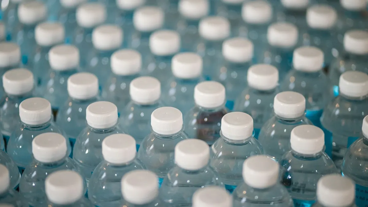 大量の白いペットボトル飲料水が整然と並べられている俯瞰写真。