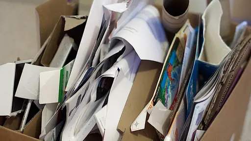 売れずに積み上がった段ボール在庫。資金が在庫に固定されてしまう状態のイメージ