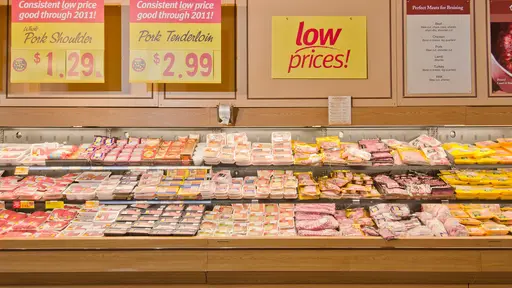 「安さ」を前面に打ち出した店頭の陳列。値段の大きさだけで飛びつかないことが大切