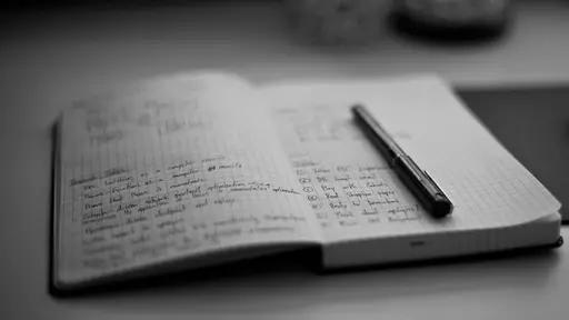 ノートに今日の学びを書き留めている落ち着いた場面。無理をしない仕入れの安心感