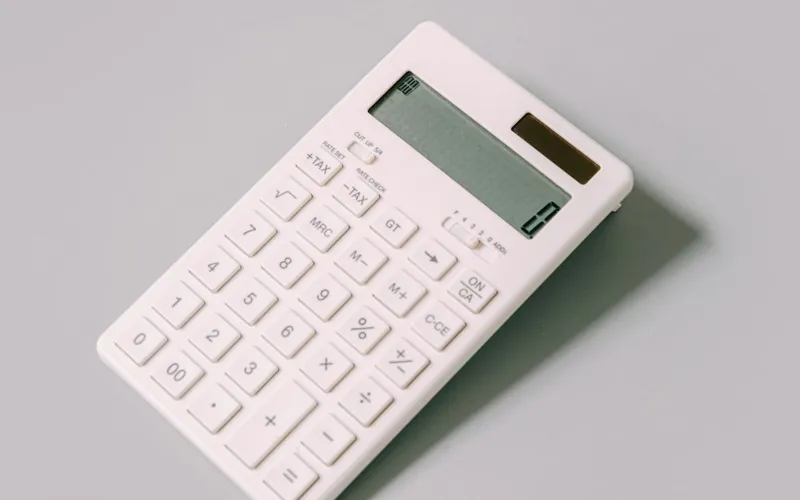 白い電卓。電気代・家計を意識するシーン。