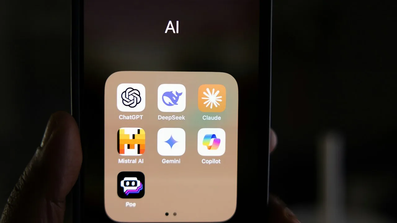スマートフォンを手に持ち、チャットアプリで会話している様子。AIとの対話のイメージ。