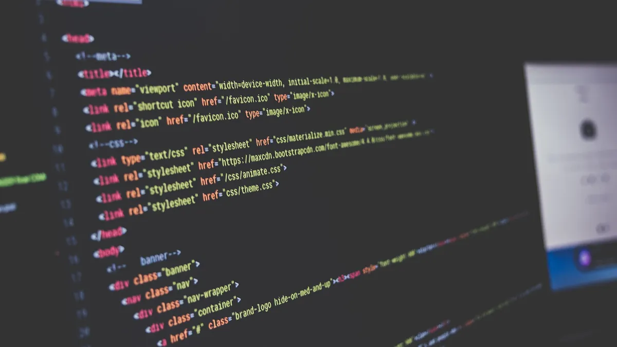 暗い画面に色付きで表示されたHTMLのソースコード。link要素やdivタグが並んでいる。