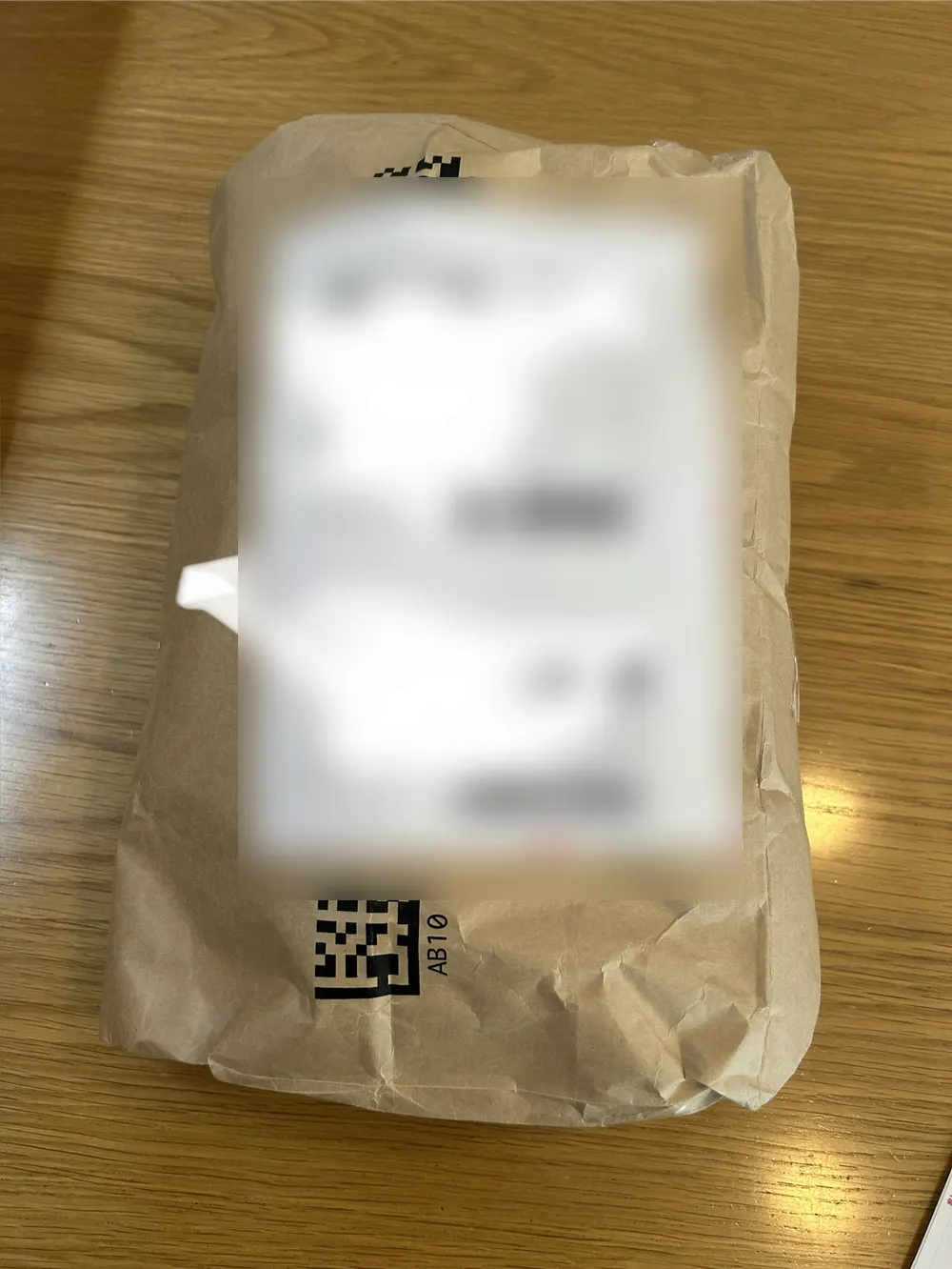 送り状ラベルを貼り終えた発送用の梱包。伝票部分はぼかし処理済み。