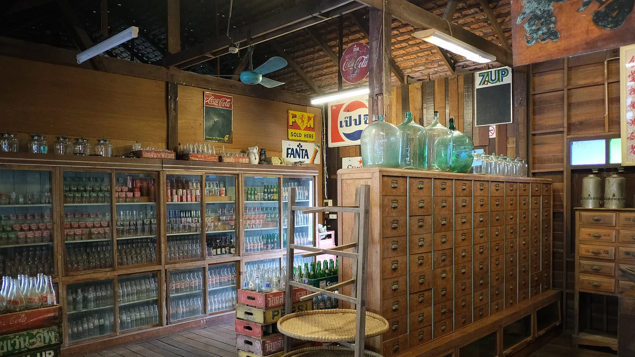 リサイクルショップの棚に商品が並ぶシーン。中古品店・せどり仕入れのイメージ。
