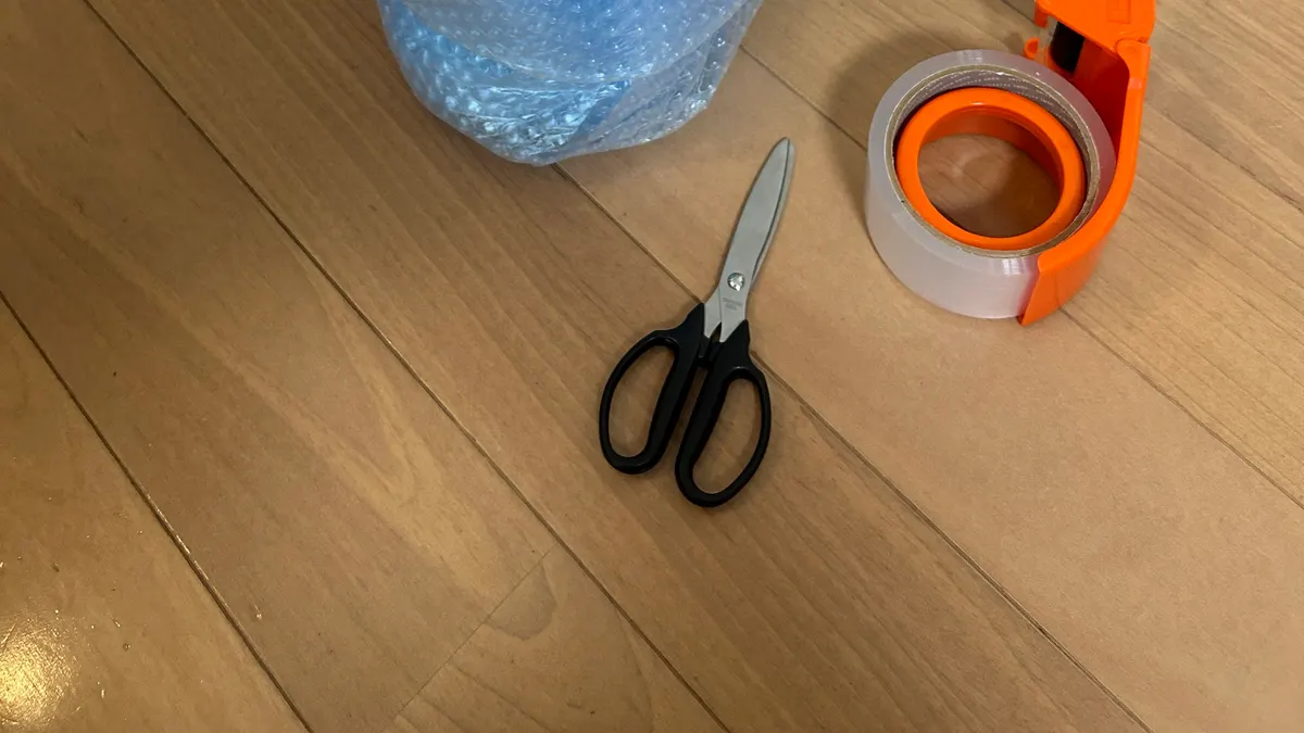 サポステ5Lをプチプチで包む梱包工程。