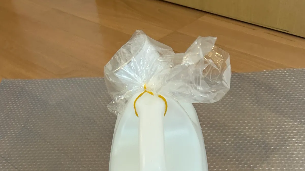 液漏れ対策で厚手の袋に入れる工程。