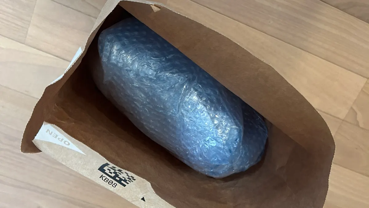 Amazonのリユース紙袋を活用しつつ、大型は箱化する工程。