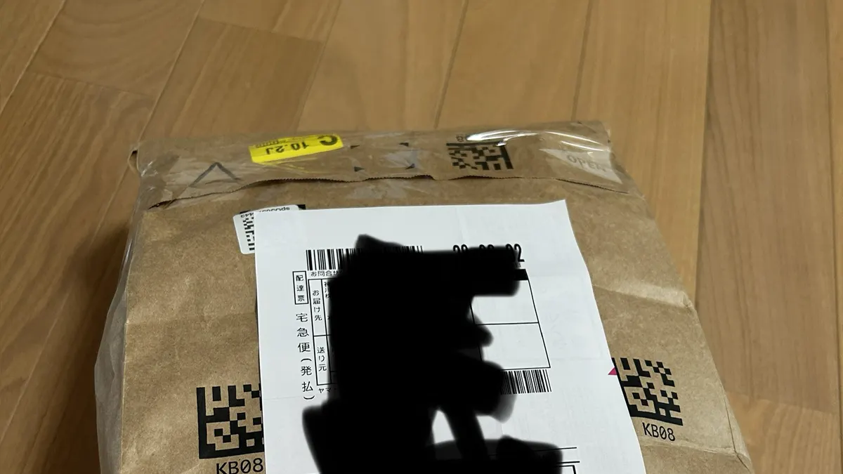 ヤマトの宅急便シート(品番396)に送り状を挟んで貼る様子。