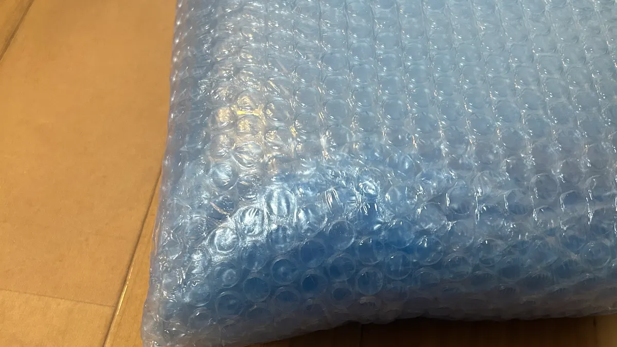 角まで厚くプチプチでガードした仕上がりのクローズアップ。