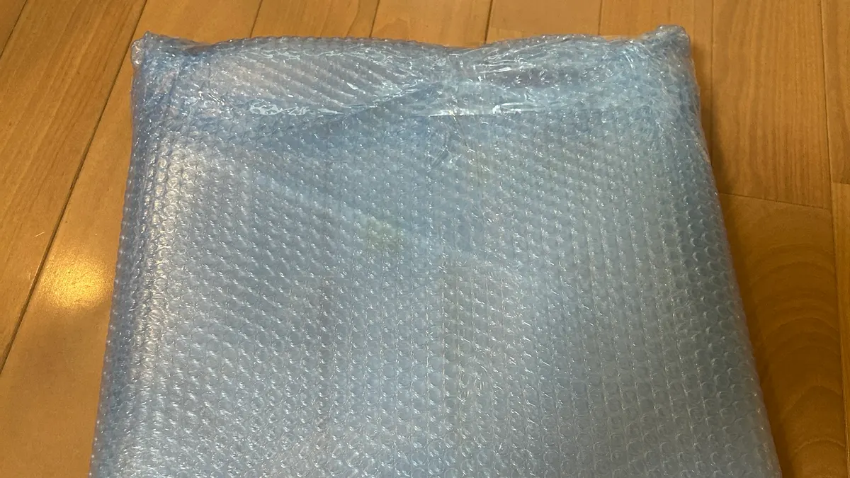 プチプチで角までしっかり包み終えたLEDランプ。