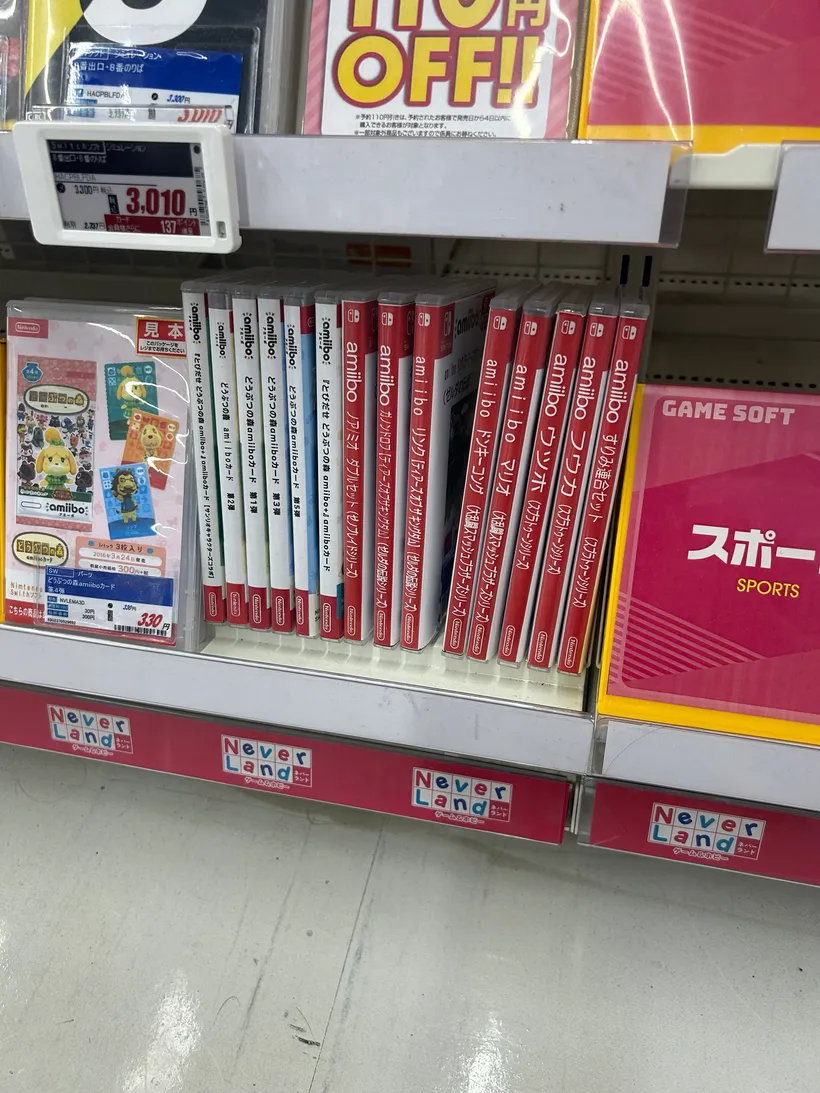 ゲーム売り場のamiibo棚。赤い背表紙のamiibo各種が並び、リンク【ティアキン】は1個だけ見える。
