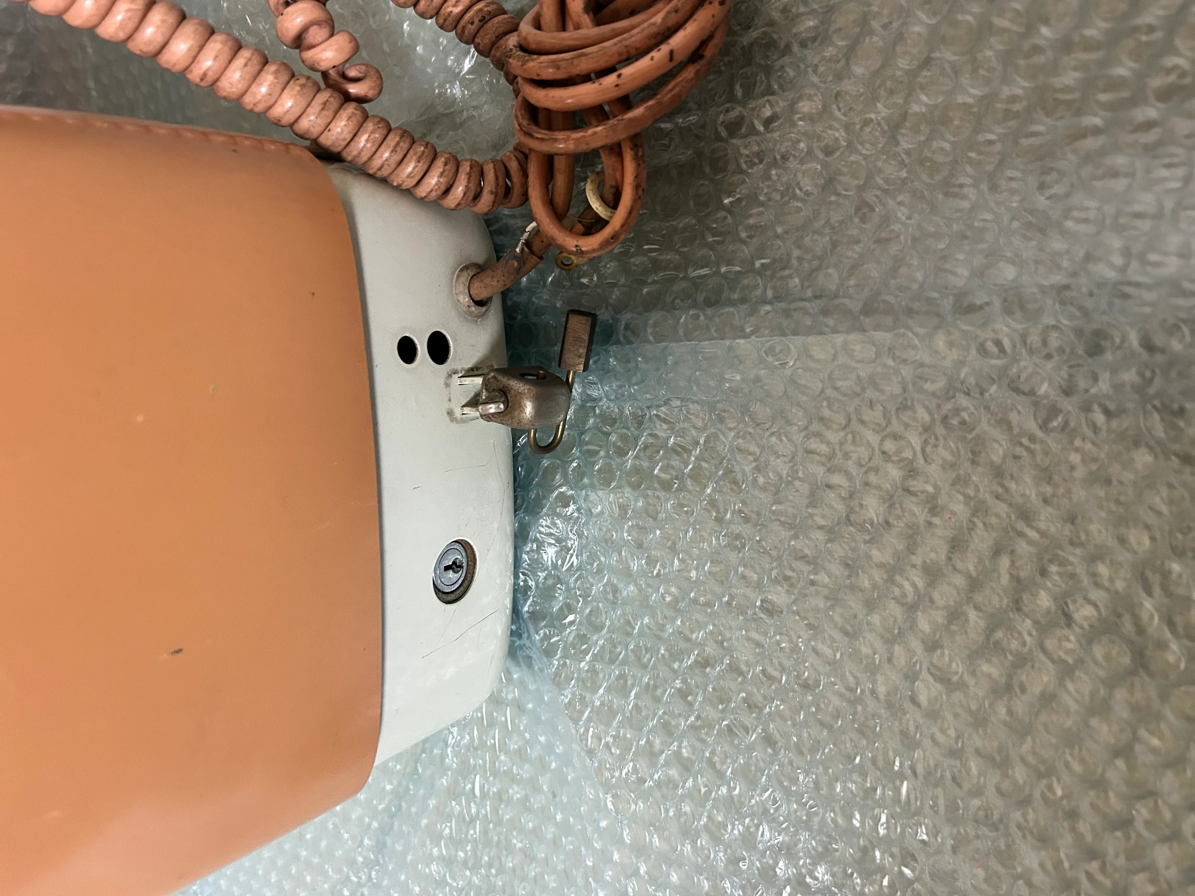ピンク公衆電話の細部・ダイヤル部分の写真