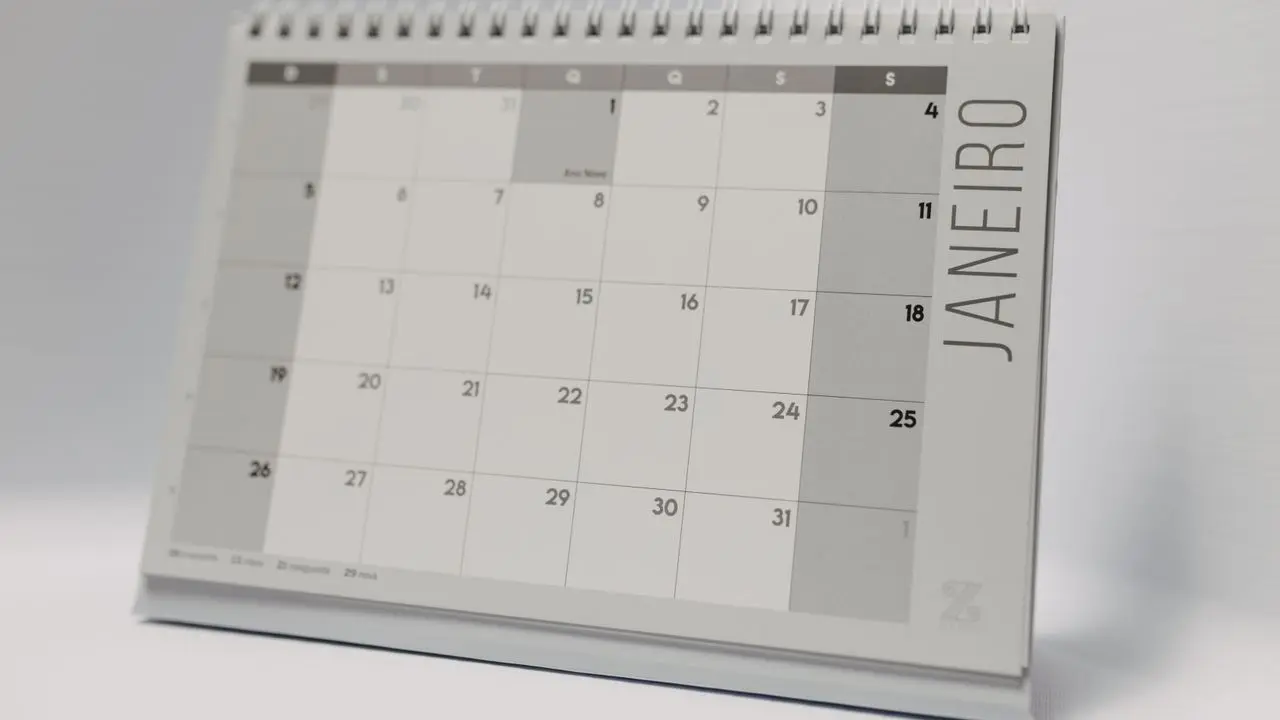 白いミニマルなデスクカレンダー。1月を表示している。スケジュール管理のイメージ。