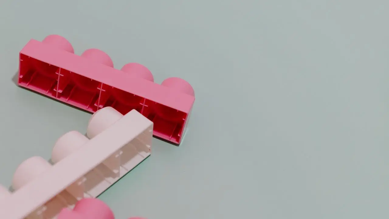ピンクと白のブロック玩具のクローズアップ。子供のおもちゃのイメージ。