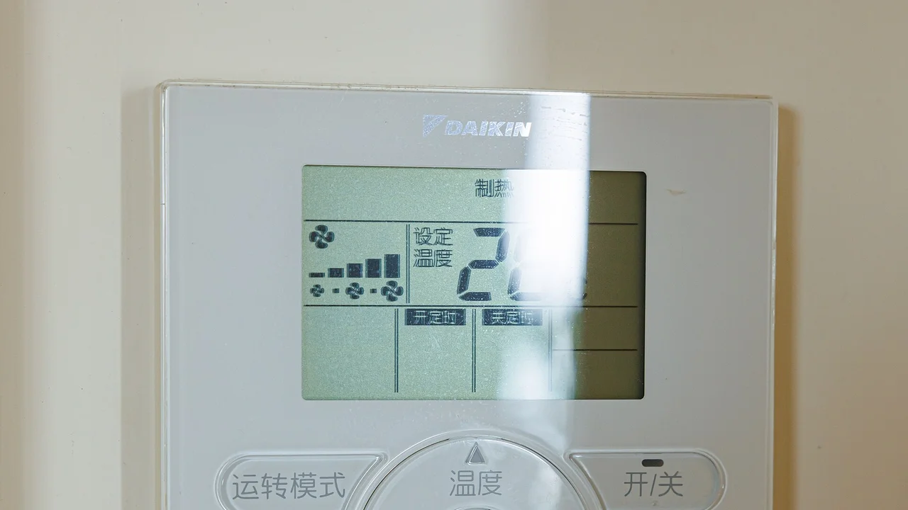 エアコンのリモコンと室外機。エアコン設定・効率的な温度管理のイメージ。