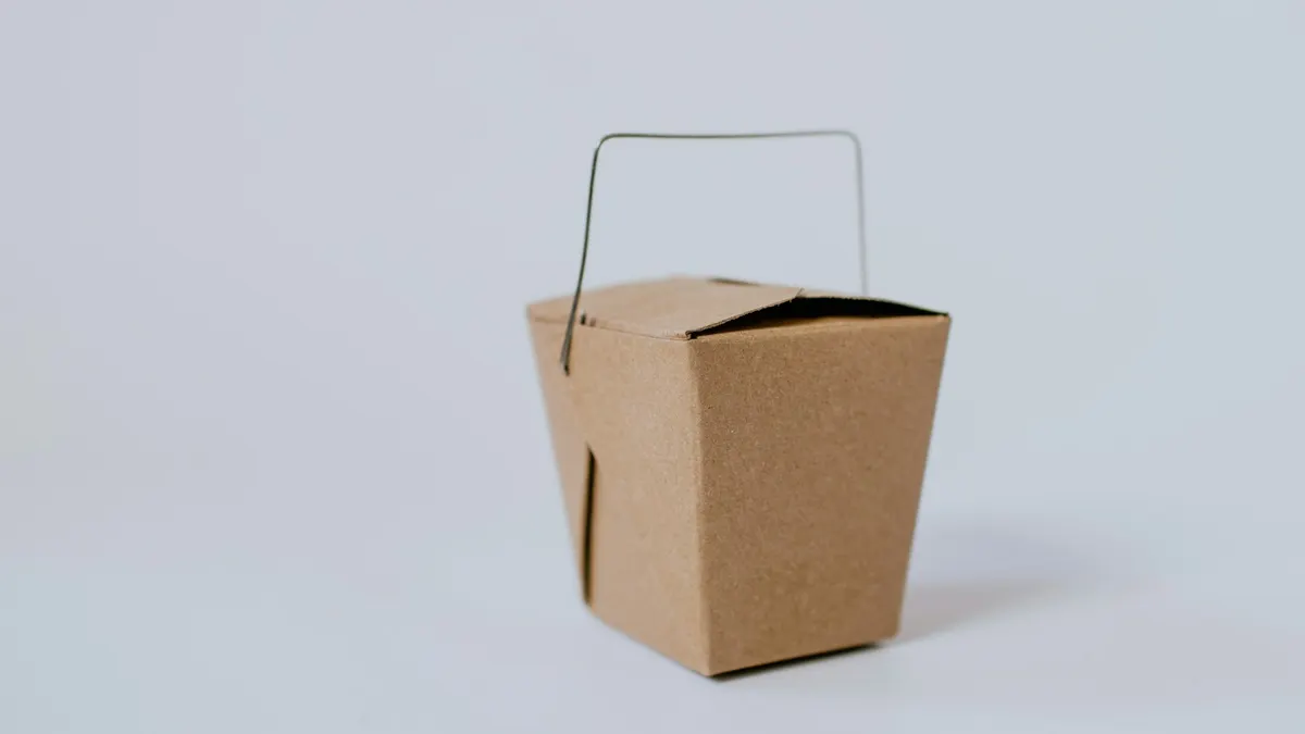 仕入れ候補の商品を詰めた段ボール箱のイメージ。