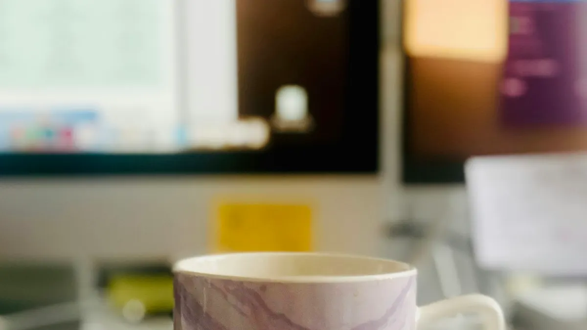 コーヒーを置いた机で、落ち着いてリサーチを続けるイメージ。