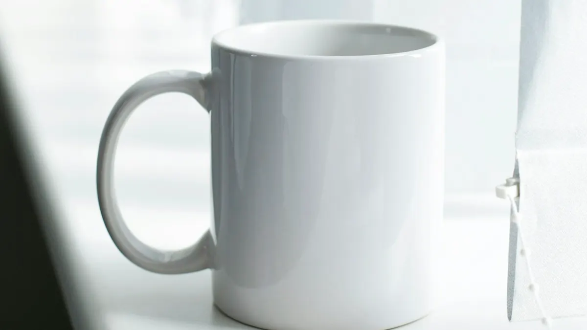 窓辺の机とコーヒー。落ち着いた振り返りのシーン。