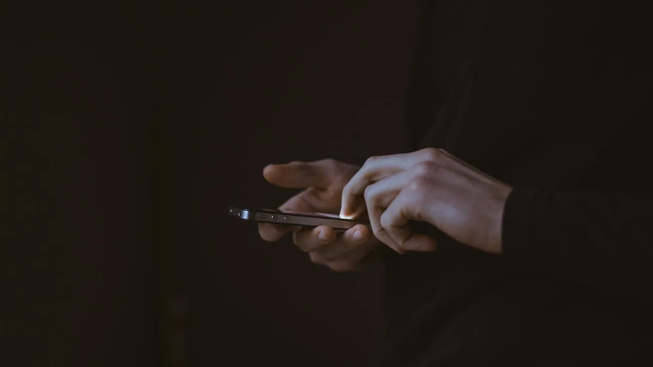 スマホアプリで手続きをするイメージ。