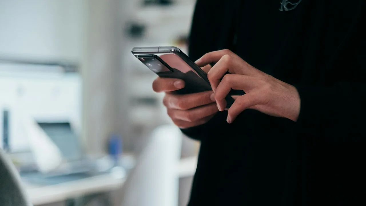 AIチャットを使うスマホのイメージ。