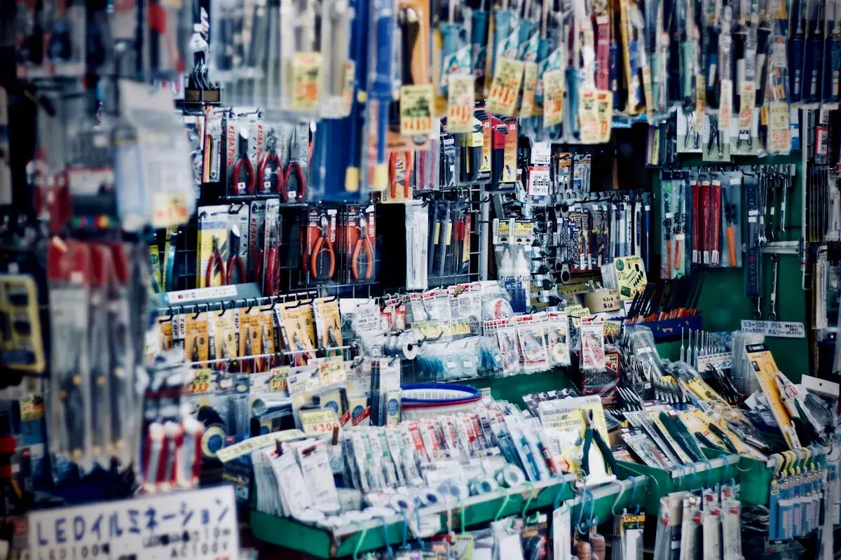 リサイクルショップのような、雑多な在庫が並ぶお店が「馴染みの店」の舞台になる