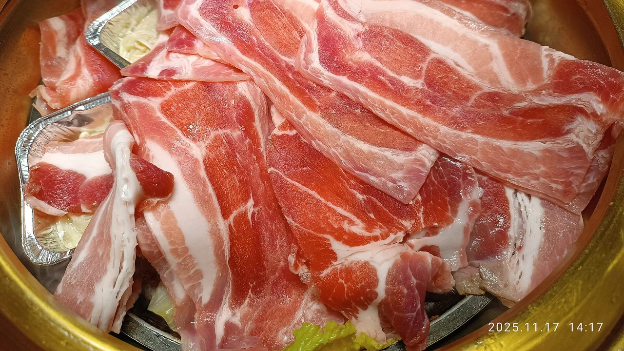 熱々のグリルに牛肉が並ぶシーン。焼肉・バーベキュー・ブランド牛のイメージ。