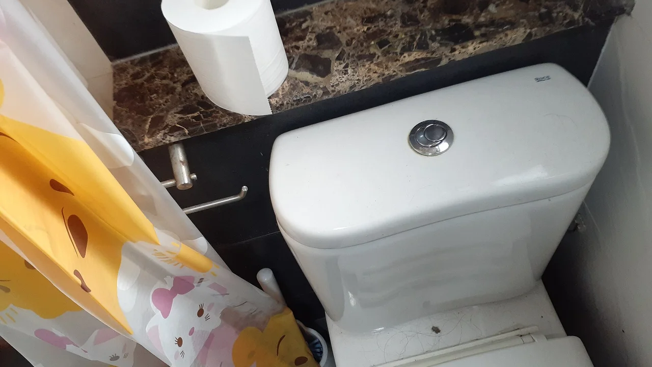 トイレットペーパーのロールが積み重なったシーン。日用品・備蓄・節約イメージ。