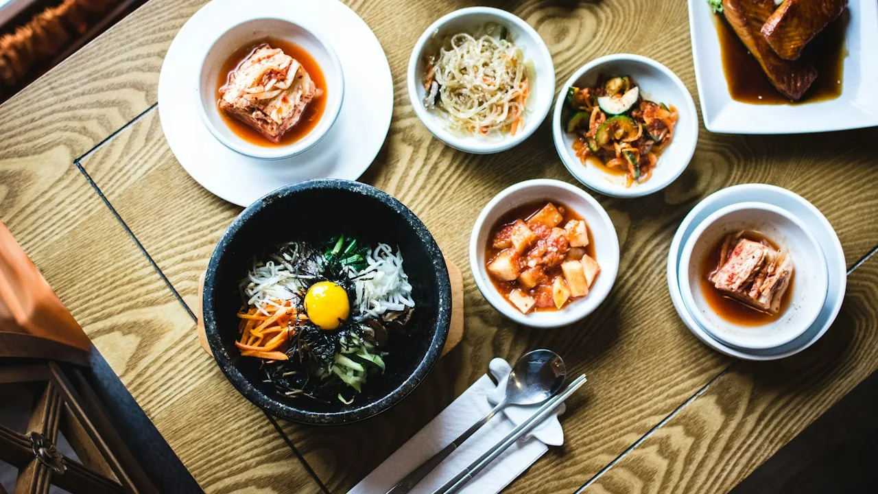石焼ビビンバと小鉢が並んだ韓国料理のテーブル
