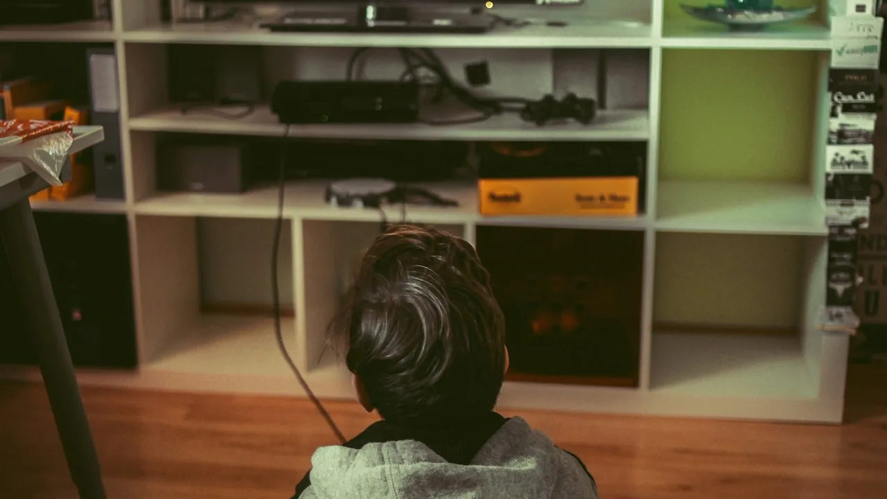 たくさんのゲームが並んだ店舗の棚。