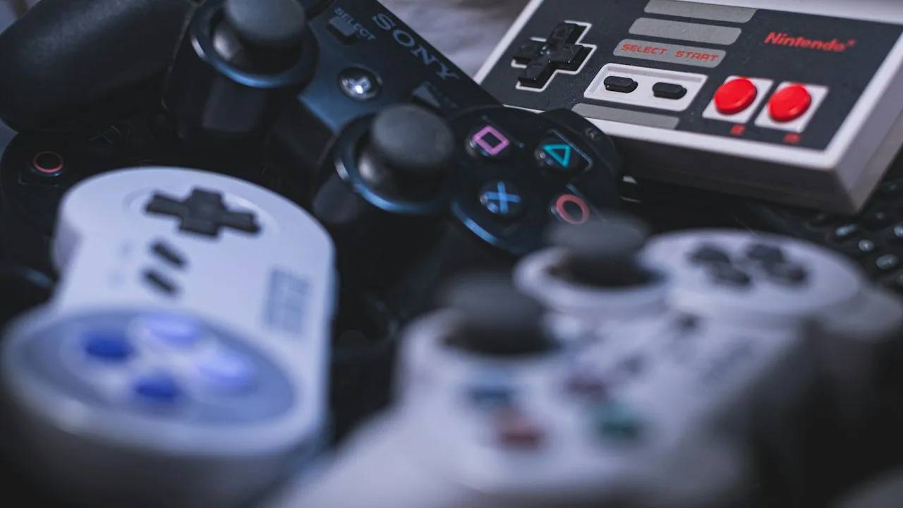レトロゲームのコントローラーとゲームカセット。
