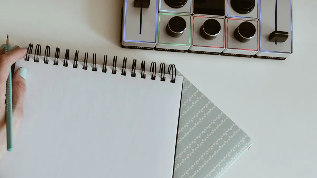 ノートに週末の仕入れ結果を書き出して振り返っているイメージ。