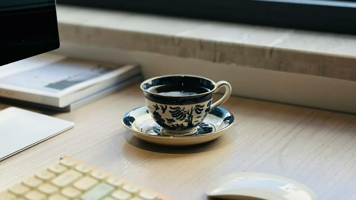 窓辺の机とコーヒー。週の始まりの落ち着いたシーン。