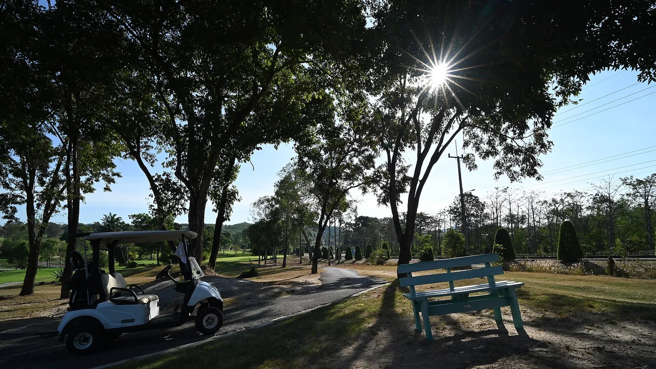 公園のベンチや穏やかな緑の中で過ごす人物。老後のゆとりある生活イメージ。