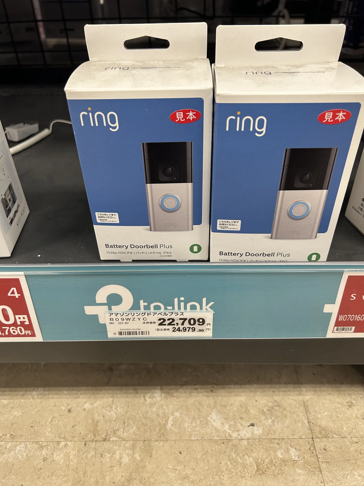 同じ棚に並ぶBattery Doorbell Plus(セール対象外、¥22,000台)