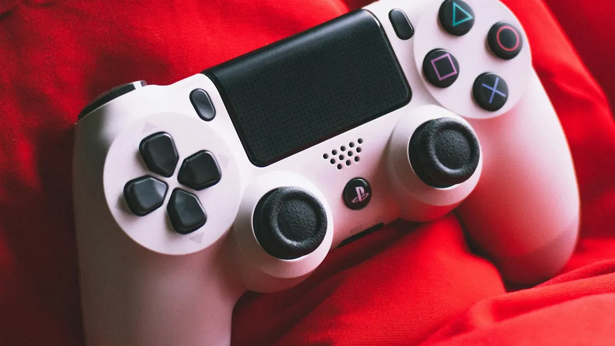 赤い布の上に置かれた、白いゲームコントローラー。