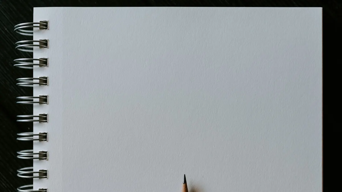 ノートと鉛筆。チェックリストを書くイメージ。