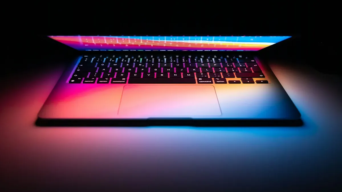 価格推移のチャートを画面で読むイメージ。上下する折れ線の波形。