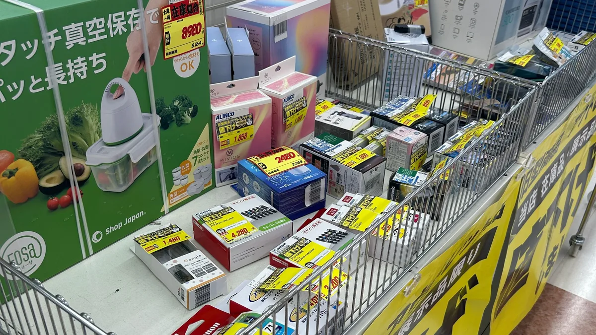 エディオンの旧型アウトレットコーナー。値下げ札の付いた家電の箱が棚にずらりと並んでいる