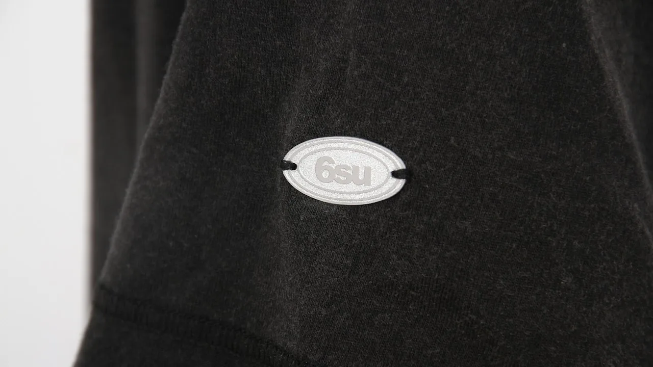 衣類のブランドタグのクローズアップ。ブランド品の見極めを象徴するイメージ。