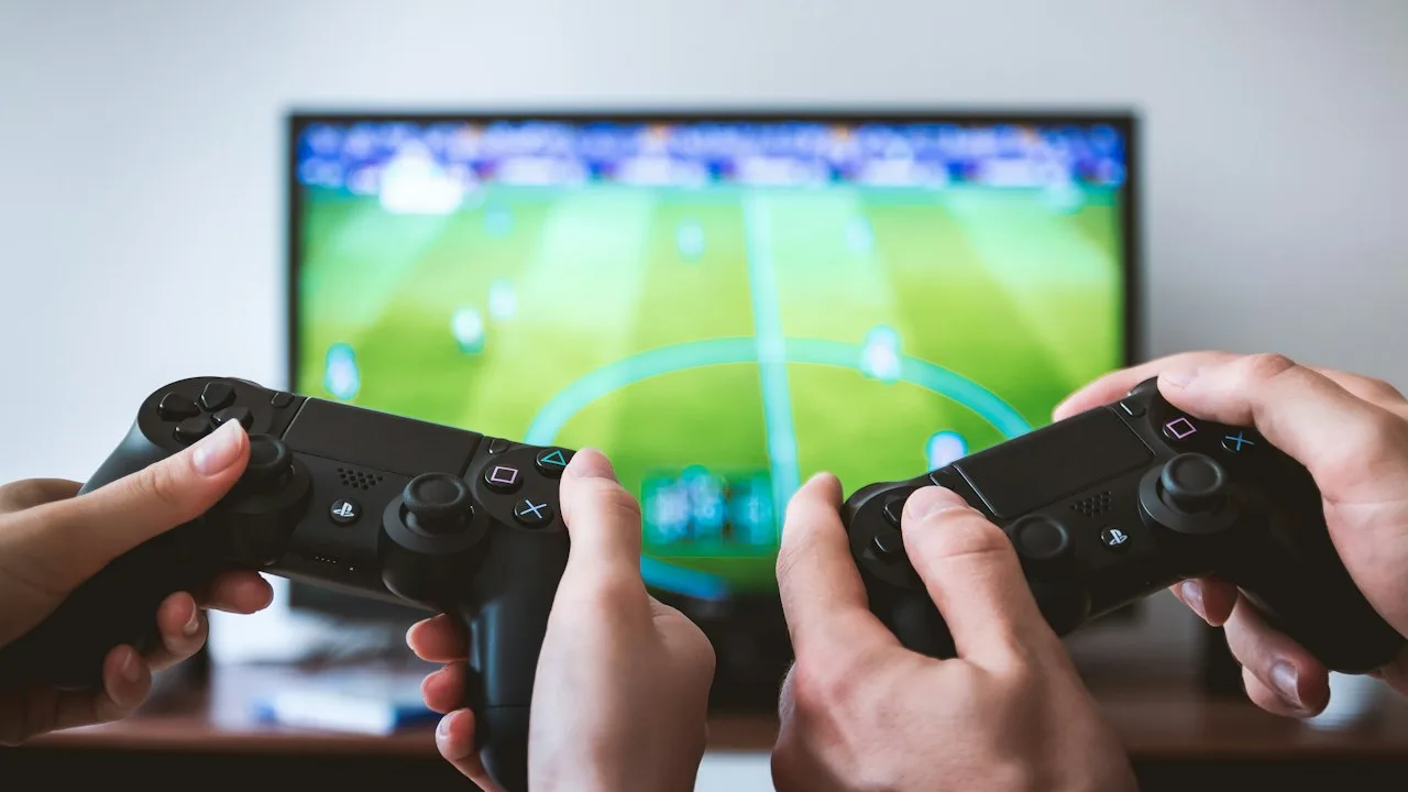 ゲームコントローラーとパッケージのイメージ。ゲームソフトの出品・売却を示すシーン。