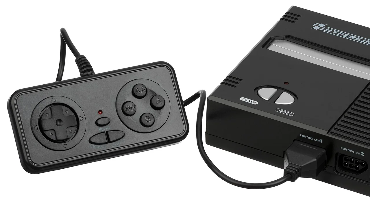 古いゲームカートリッジやコントローラーが並ぶシーン。レトロゲーム・ファミコン世代のイメージ。