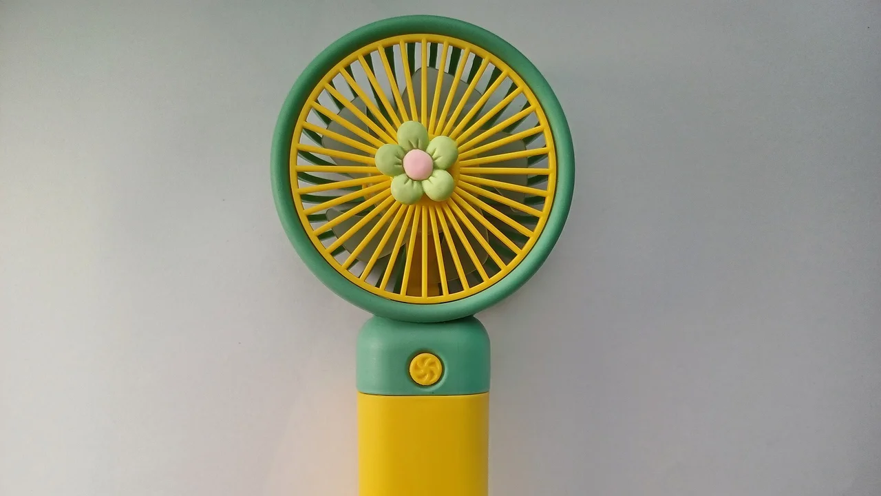 扇風機が室内に置かれているシーン。夏の家電・扇風機・冷却機器のイメージ。