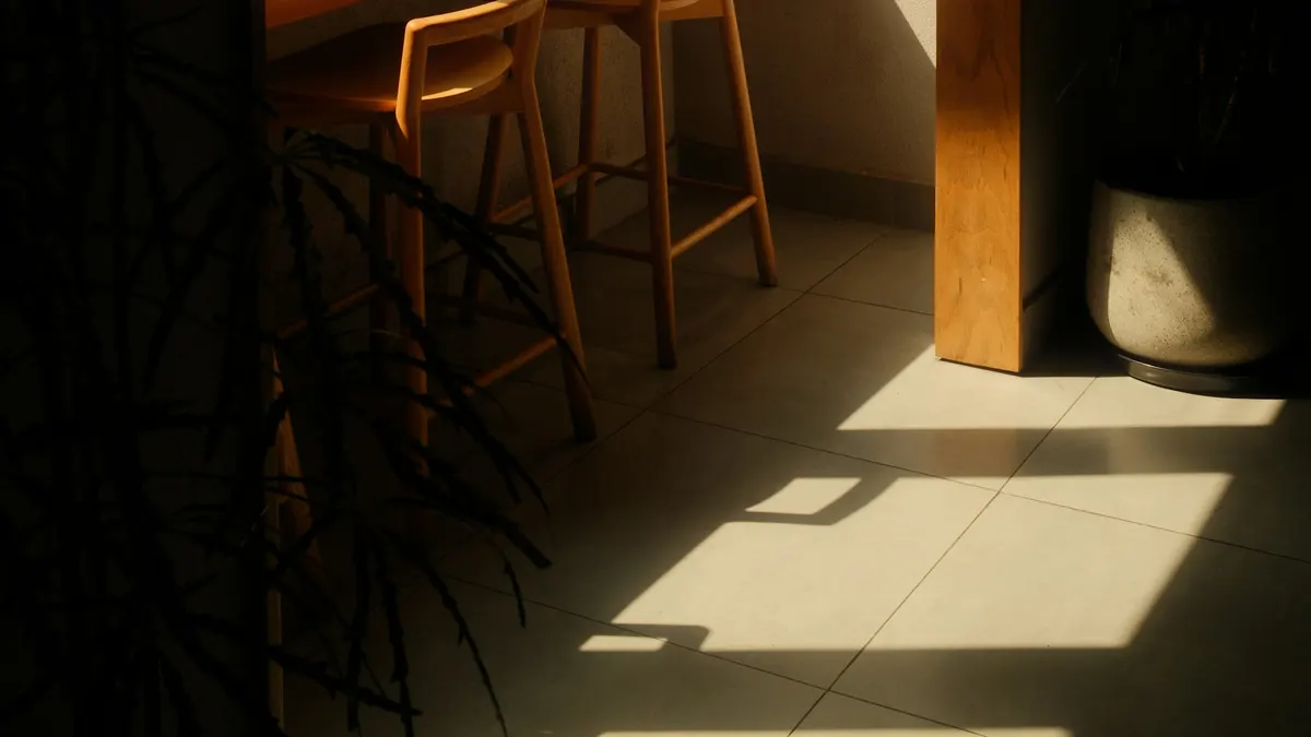 あたたかい雰囲気のカフェの店内。