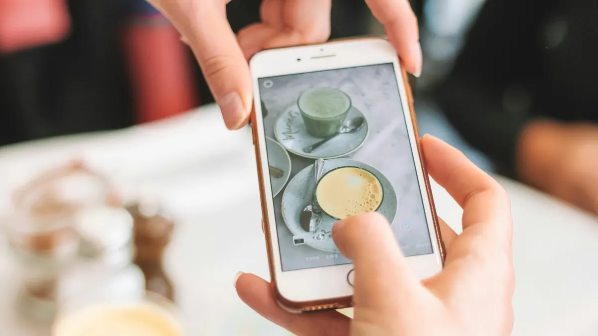 スマートフォンで商品を撮影する手元。