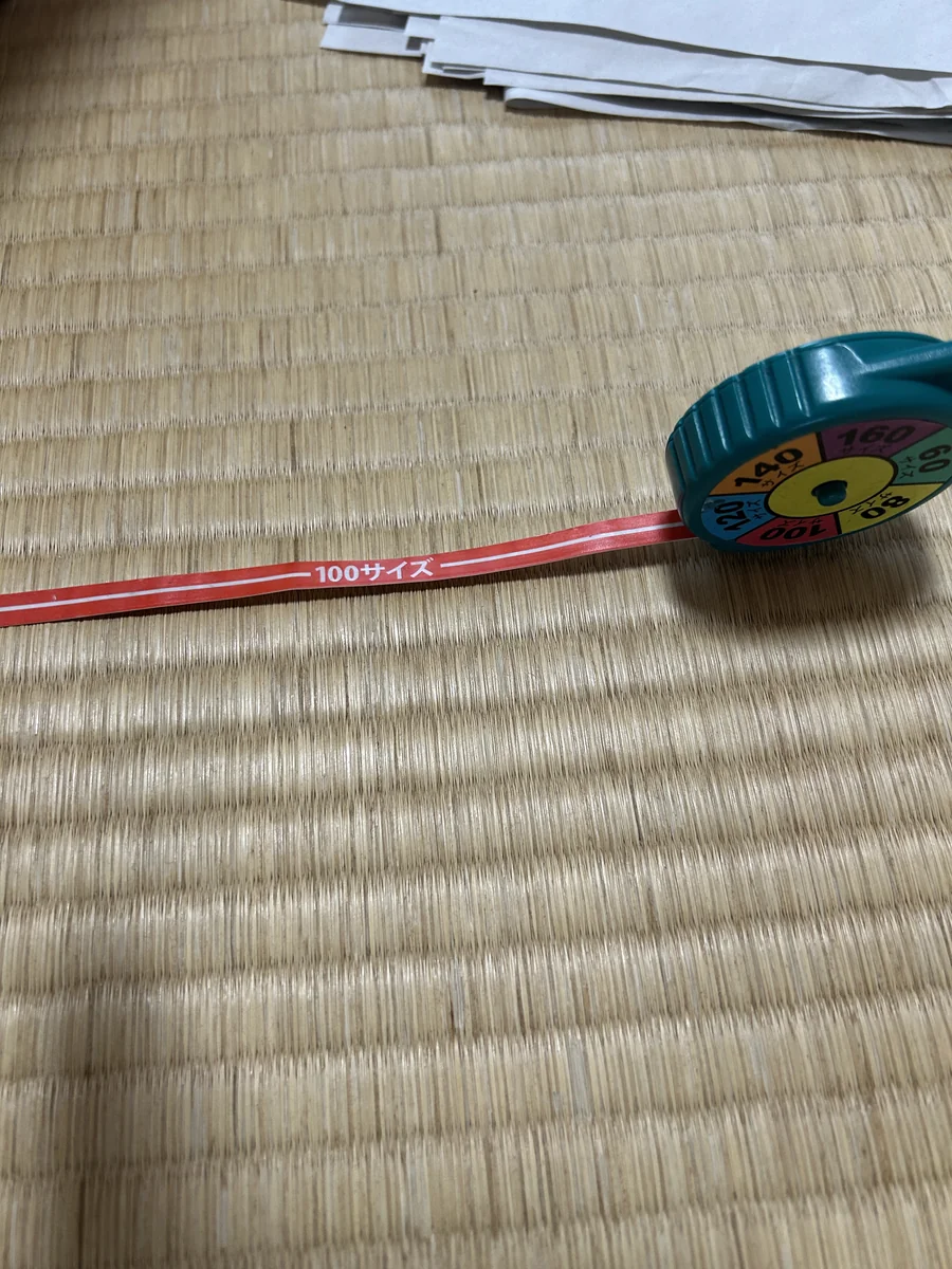 梱包した荷物の厚さを測っているイメージ