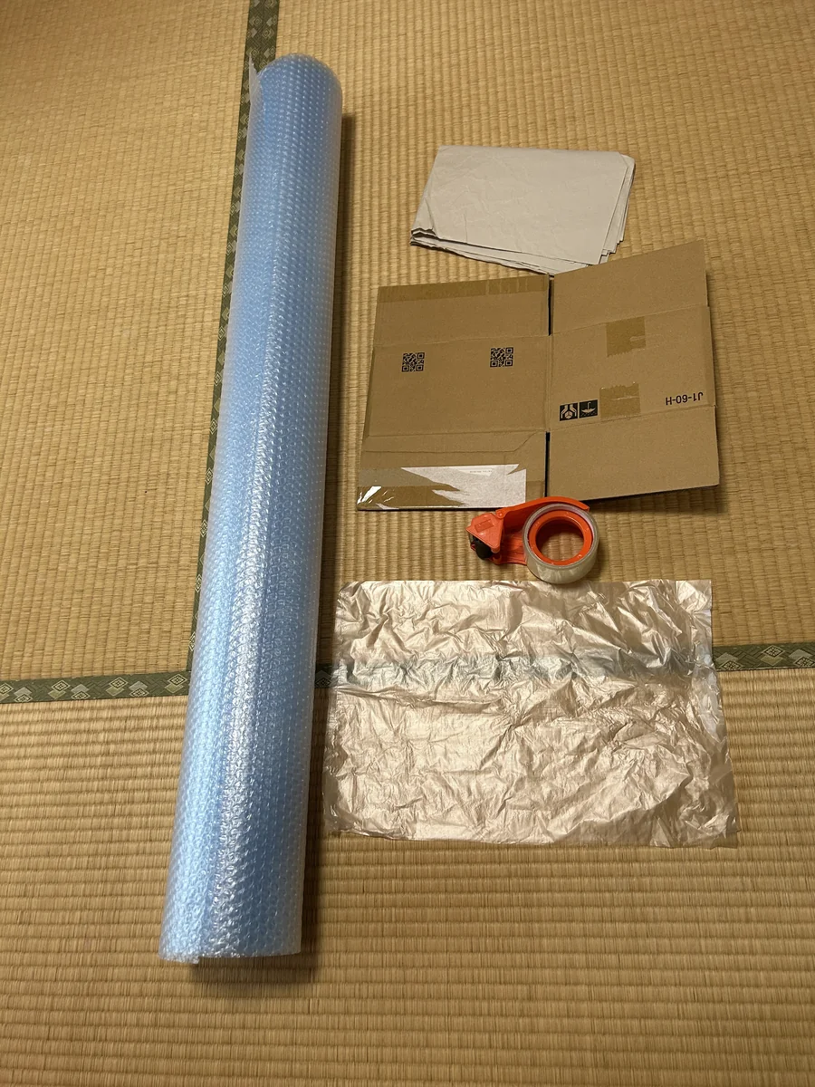 宅急便コンパクトとゆうパケットプラスの専用BOXを並べたイメージ