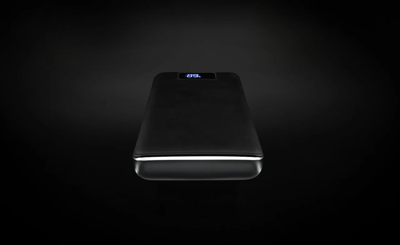 点灯表示のある黒い携帯用充電器の素材写真