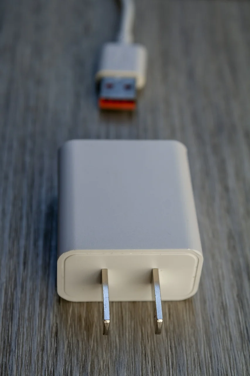 白い充電用アダプターとUSBケーブルの素材写真